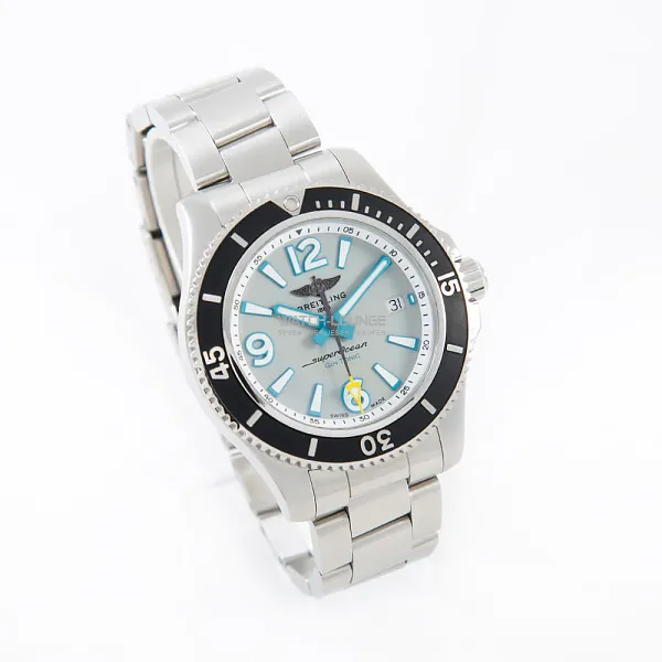 02740_watchlounge_lo.jpg