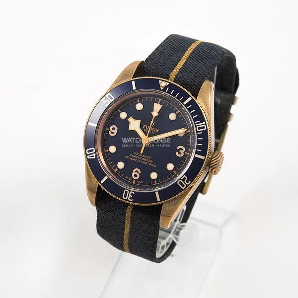 08536_watchlounge_lo.jpg