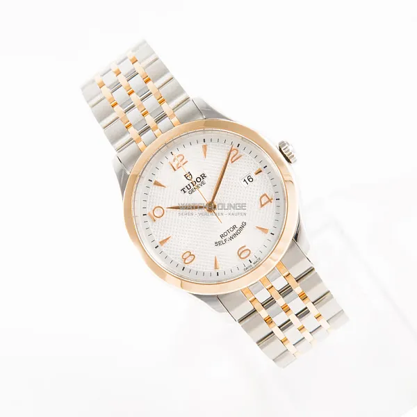 09721_watchlounge_lo.jpg