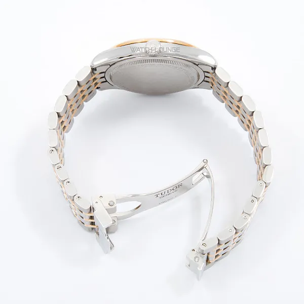 09727_watchlounge_lo.jpg