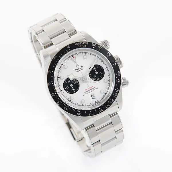 09927_watchlounge_lo.jpg